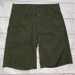 Under armour youth boys M loose fit Chino or golf shorts green & black